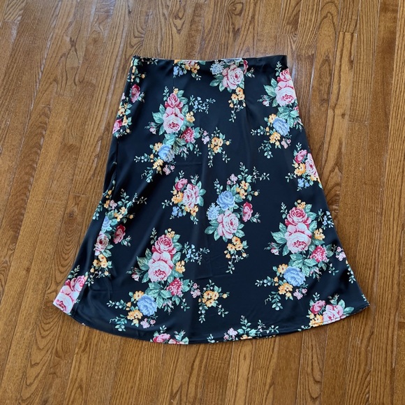 NEW Forever 21 Floral Skirt - Picture 4 of 4